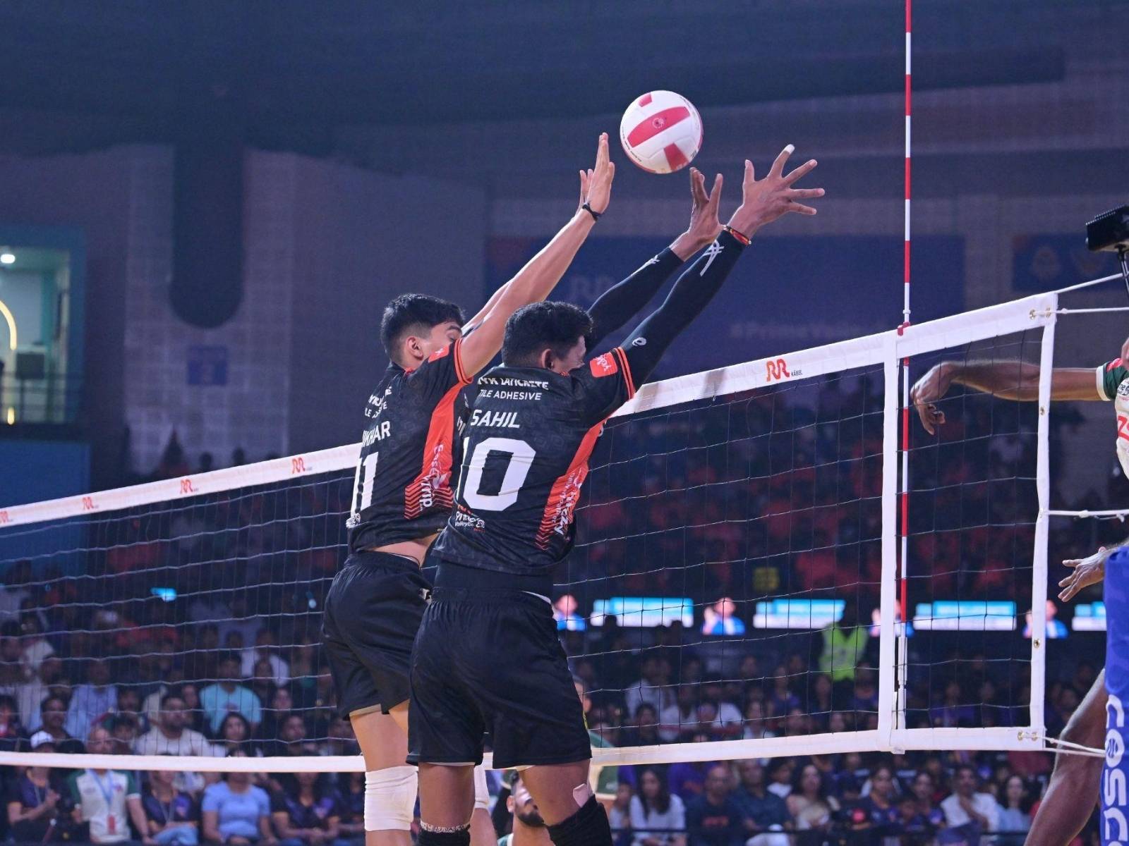PVL 2025: Hyderabad Black Hawks end Bengaluru Torpedoes' unbeaten run with a thrilling 3-2 victory
