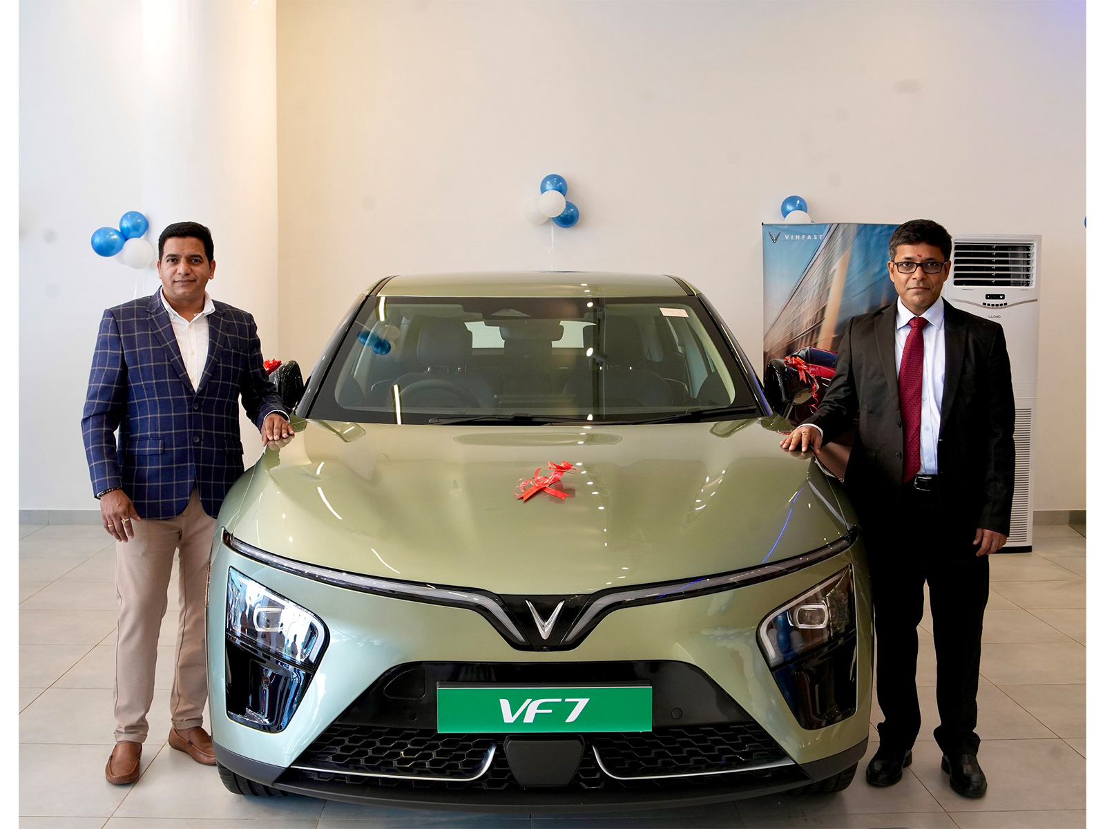 (Right to left) Mr. Tapan Ghosh, CEO of VinFast India along with Mr. Santosh Dhone, Dealer Principal inaugurated VinFast Hadapsar & Baner, Pune