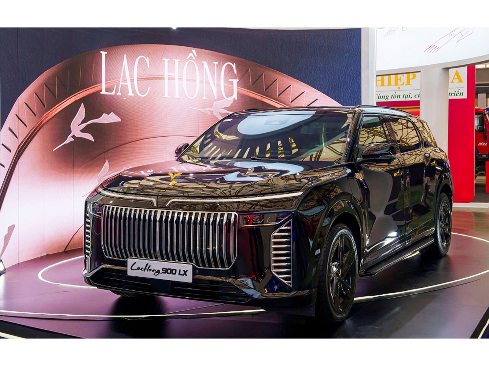 Developed by VinFast, the country's young automaker, in partnership with INKAS of Canada, the Lac Hong 900 LX is both a symbol of industrial maturity and a technological milestone