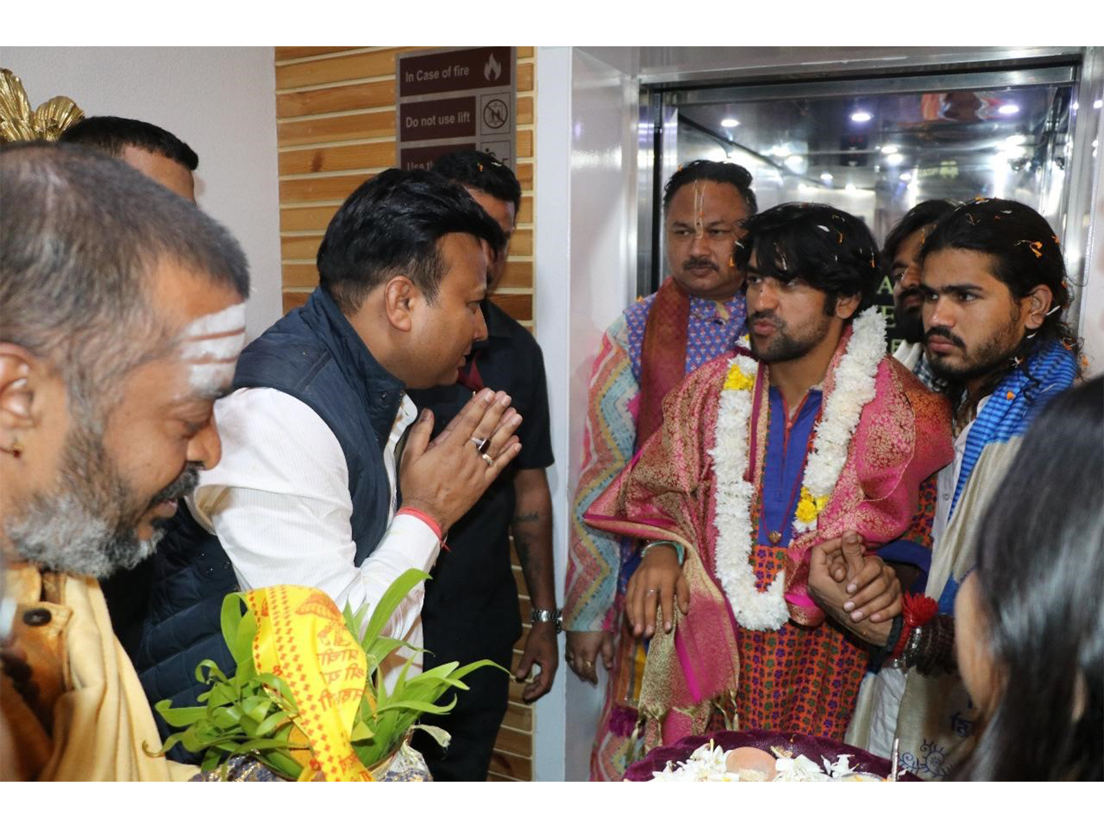 Bageshwar Baba at Sanskriti University: Inspires Students, Praises Values & Salutes - "Border Pe Jawan, Desh Ka Kisaan Hi Bharat Ke Asli Heroes!"