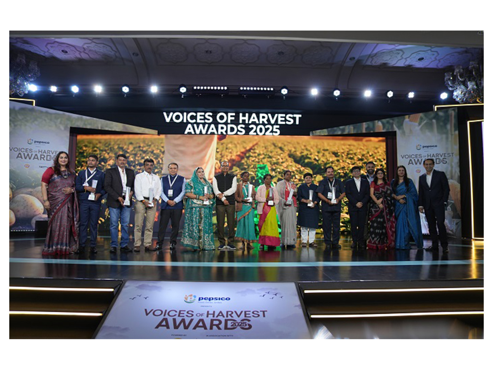 Hon'ble Agriculture & Farmers Welfare Minister, Shri Shivraj Singh Chouhan with PepsiCo India leaders and Voices of Harvest Awards 2025 winners