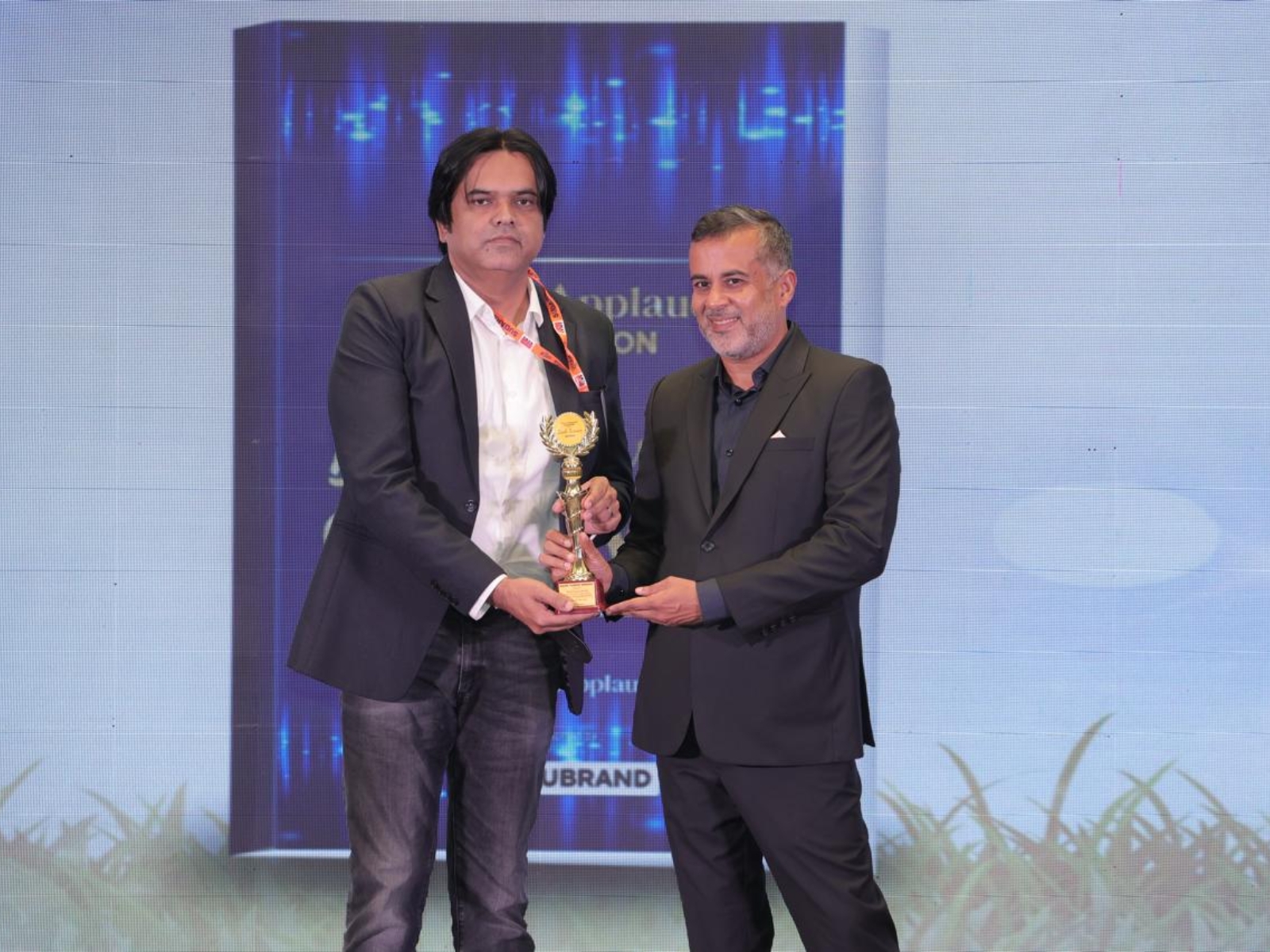 Amit Kumar Singh Honored with Excellence in Journalism Award 2025-26 by Chetan Bhagat