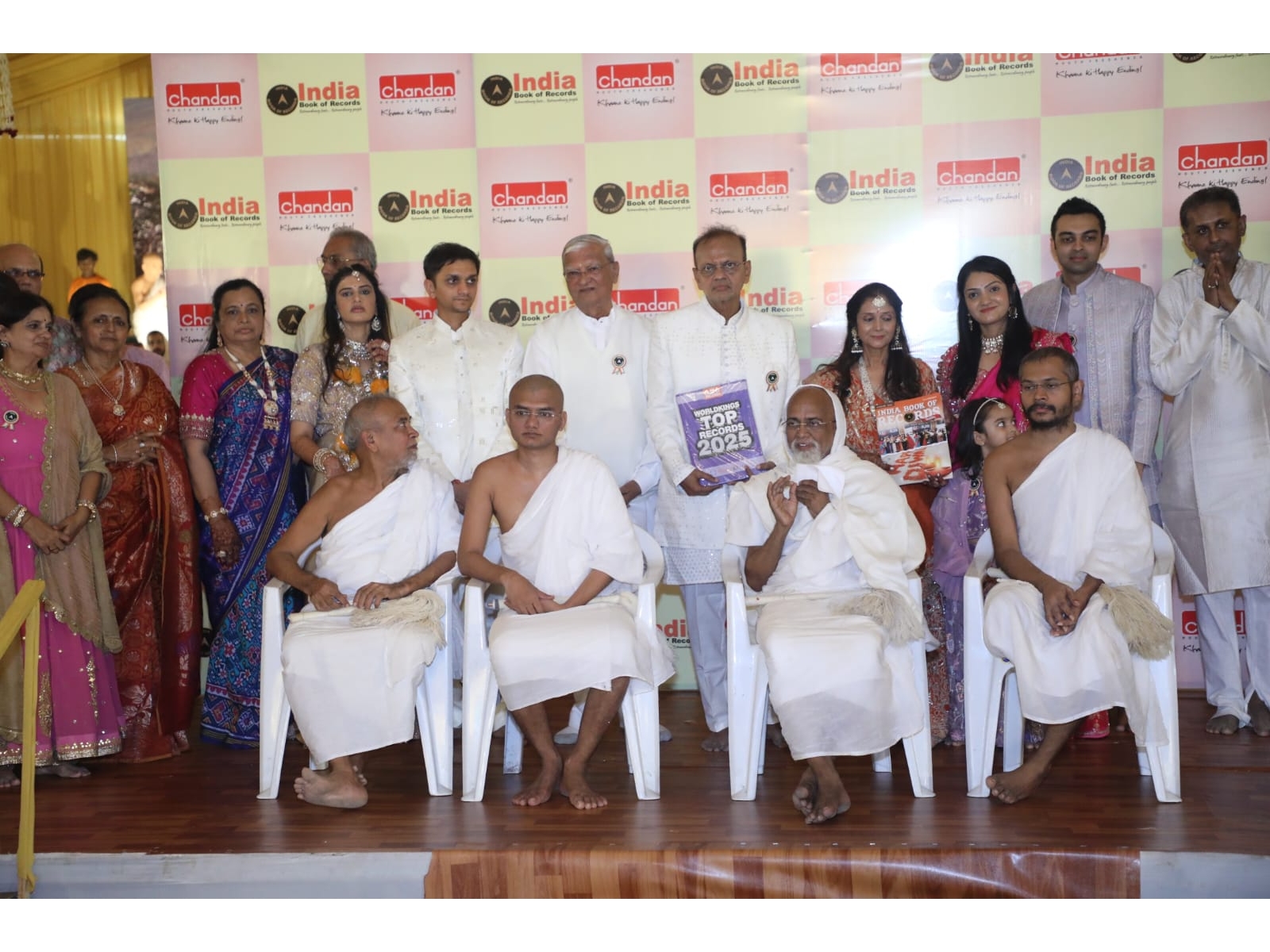 A gathering of six thousand devotees witnessed the consecration of 385 Moksha-garlands at Siddhavad