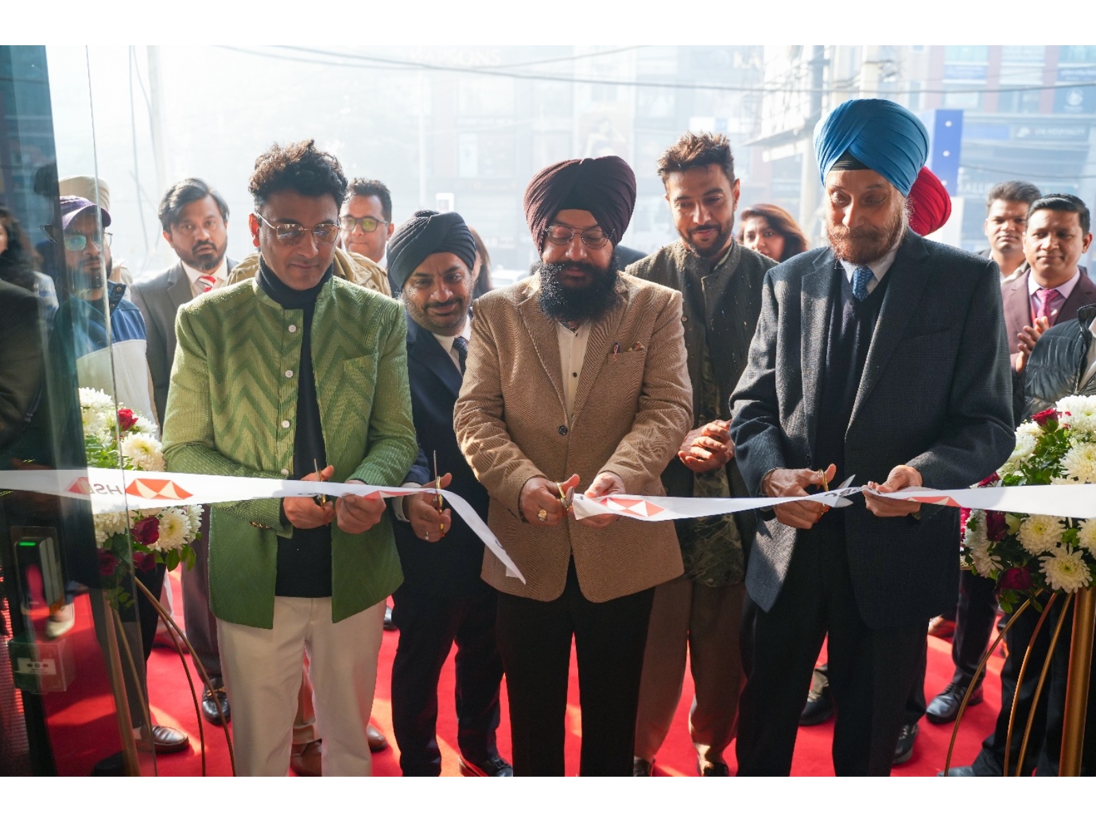 Vikas Khanna, Sandeep Batra (HSBC India Int'l Wealth & Premier Banking Head), Amritsar Mayor Jatinder Singh Moti Bhatia, Navtej Sarna and Ranveer Brar open HSBC India's new Amritsar branch