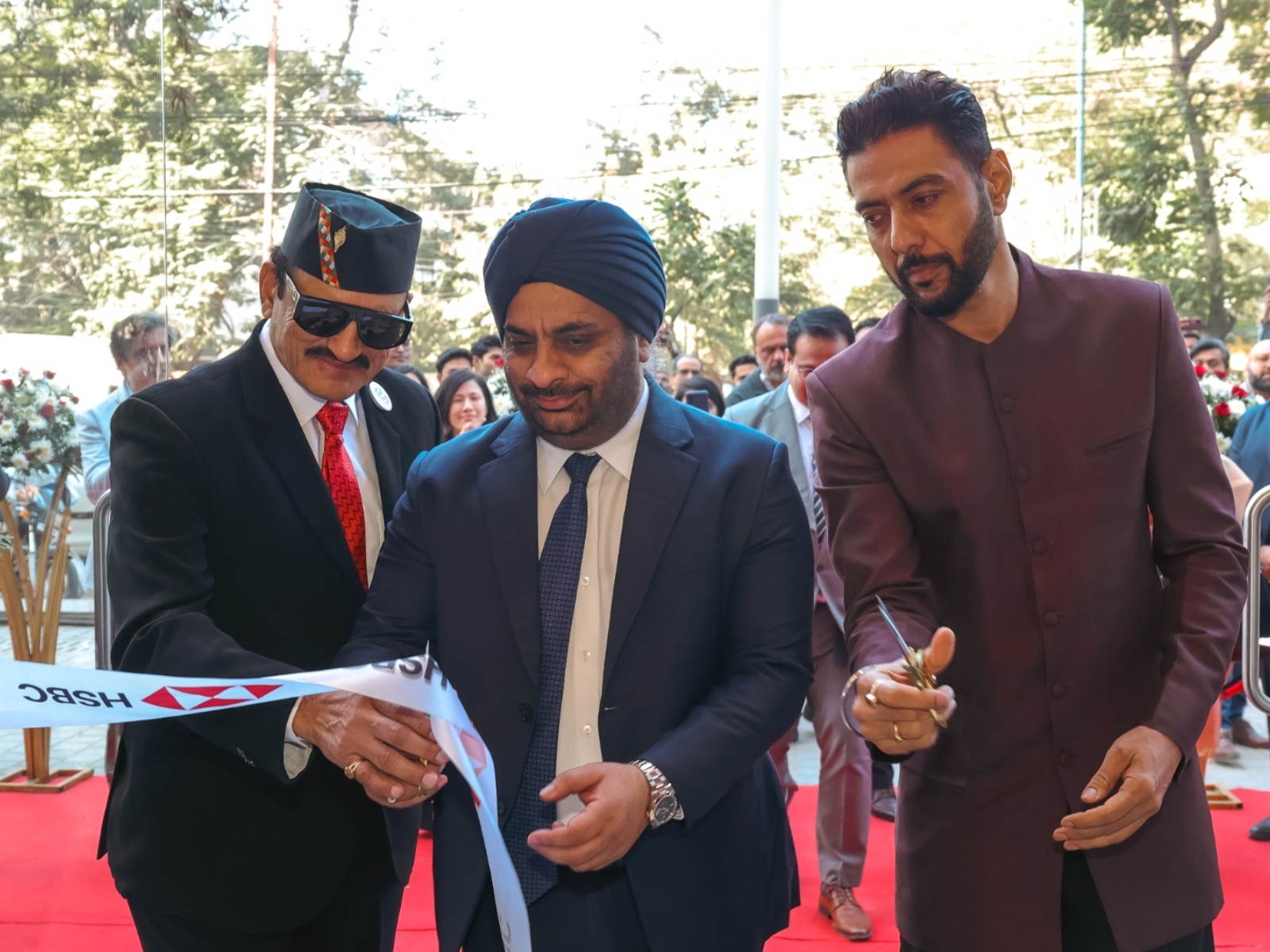 (L to R) Former India hockey player Mir Ranjan Negi, Sandeep Batra, Head-International Wealth & Premier Banking, HSBC India, and chef Ranveer Brar inaugurate HSBC India's Indore branch.