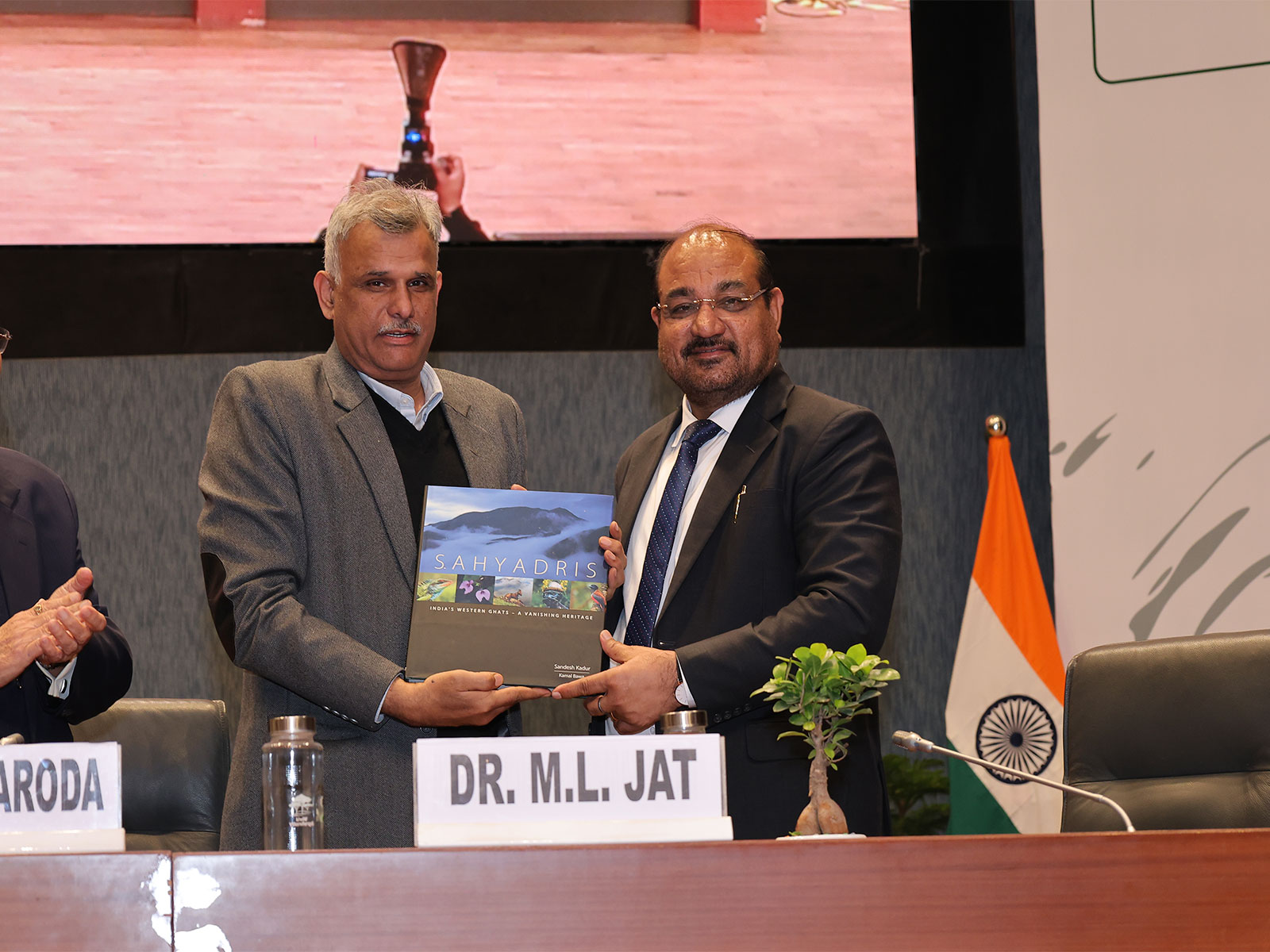 Dr. M.L. Jat, Secretary (DARE) and Director General, ICAR and Mr. Manoj Dabas, India Country Director, CIFOR-ICRAF, during TREESCAPES 2026
