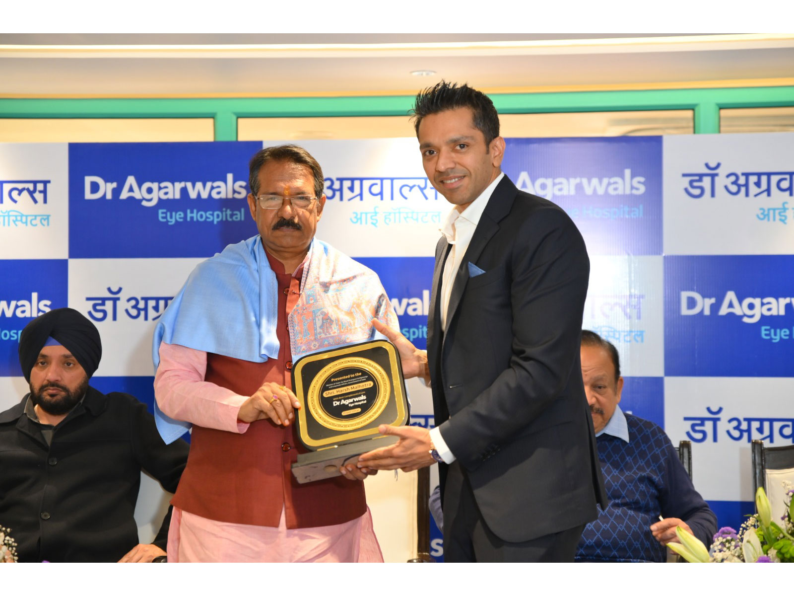 Dr Ashar Agarwal, Chief Business Officer felicitating Shri Harsh Malhotra, Union Minister of State for Road Transport & Highways and Corporate Affairs