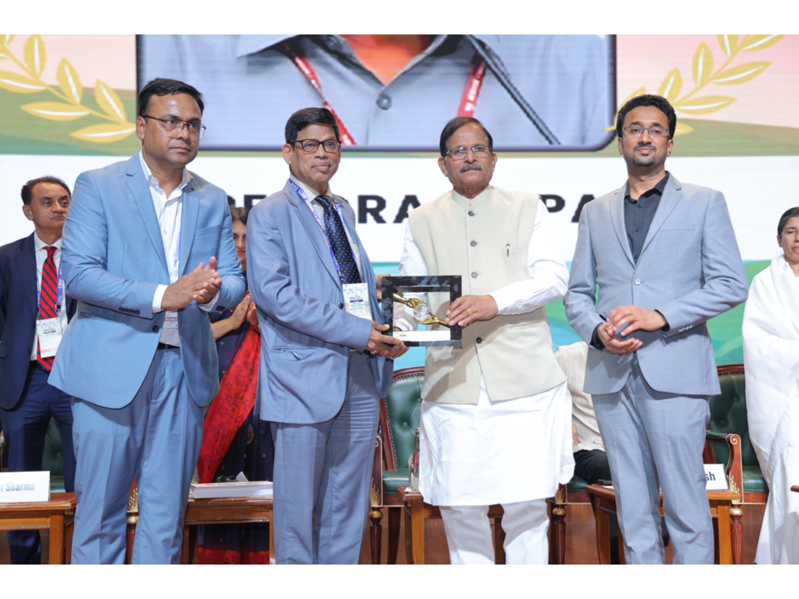 "Shri Shripad Naik, Hon'ble MOS, Power and New & Renewable Energy presenting Lifetime Achievement Samman to Shri Upendra Tripathy, Former Secretary, MNRE, GOI"