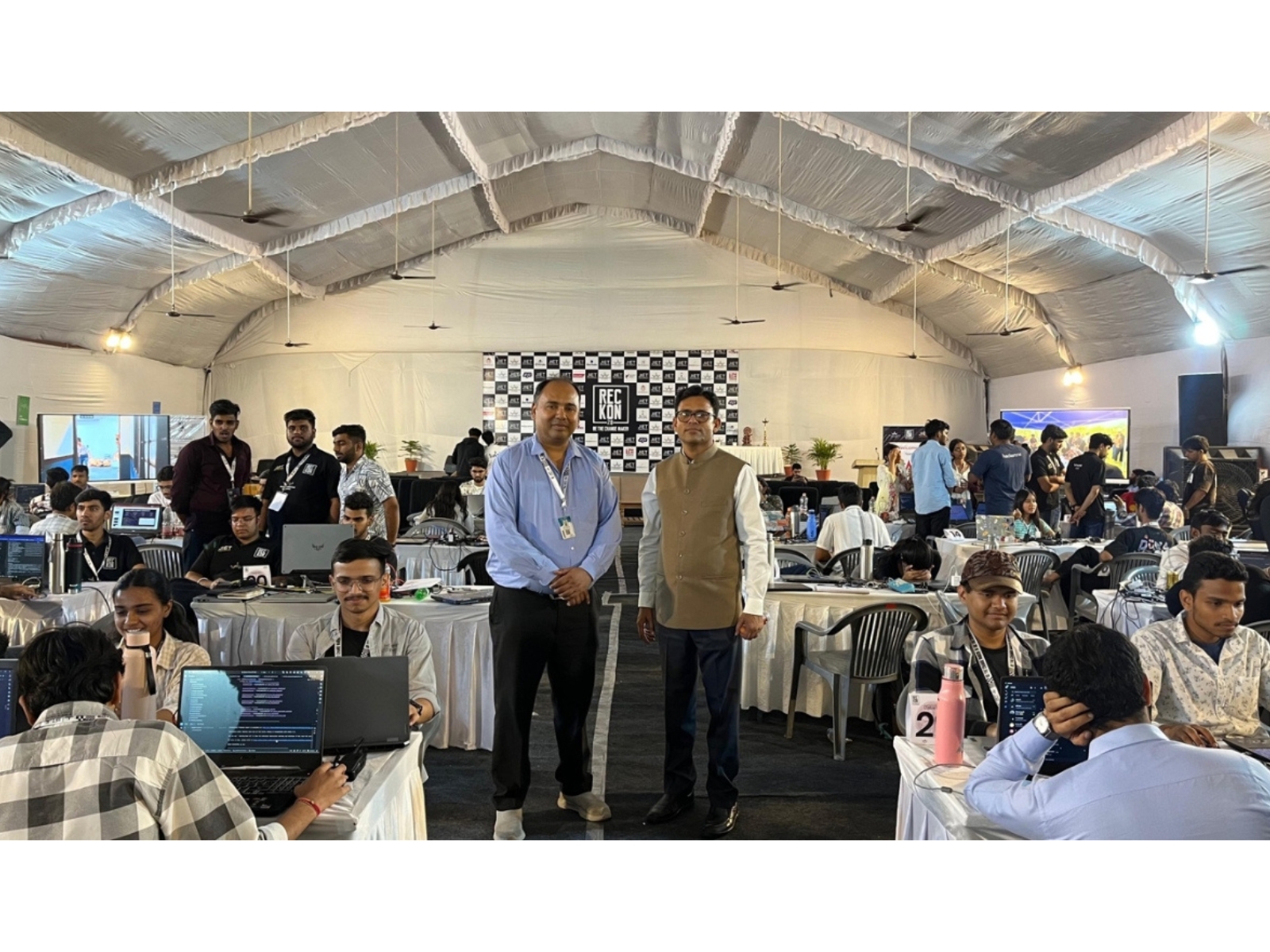 24 hour Jodhpur hackathon had 365 teams. TR Meghwal led the jury and gave the prizes.