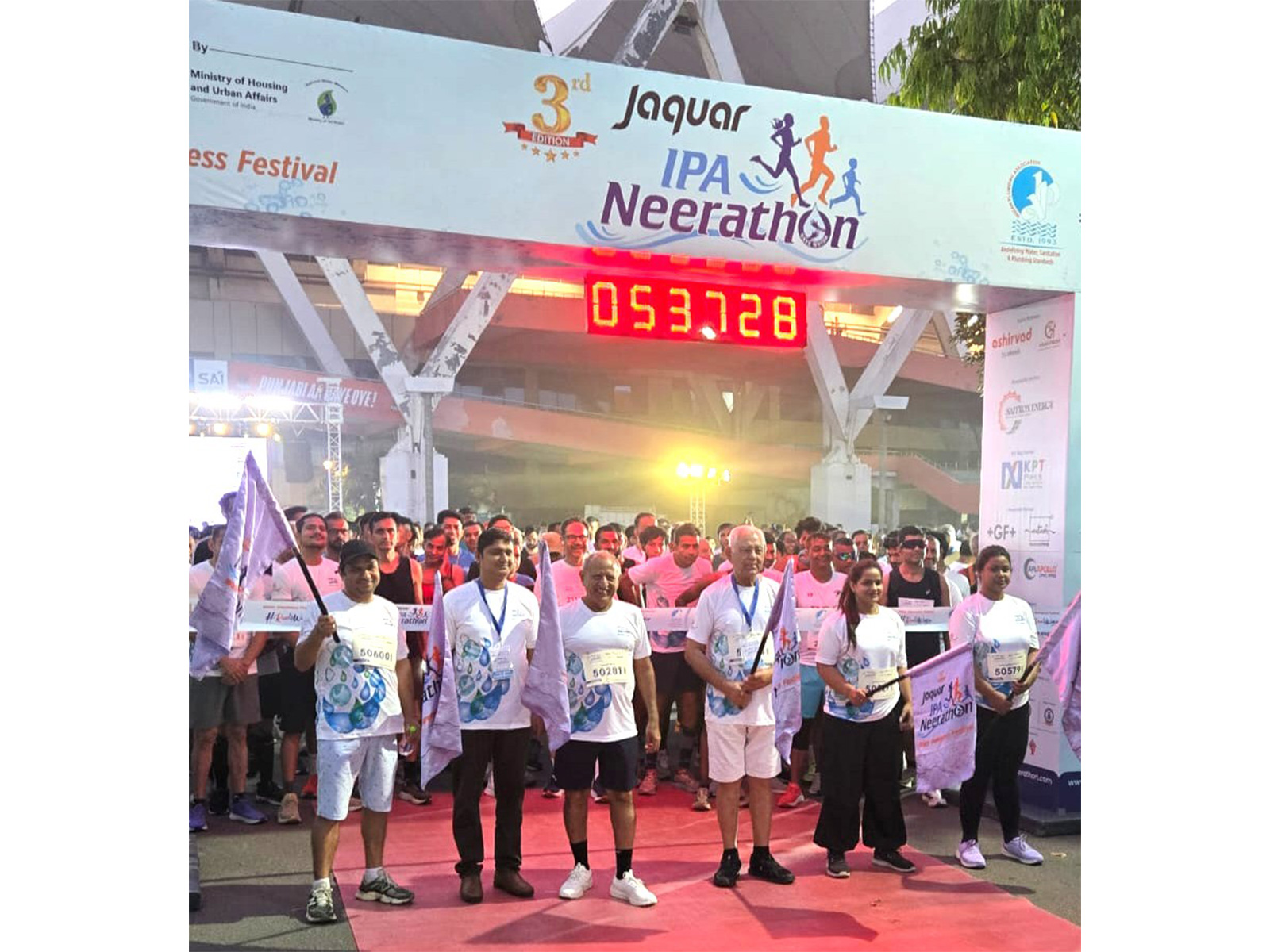 Senior members of IPA flagging off jaguar IPA Neerathon in New Delhi