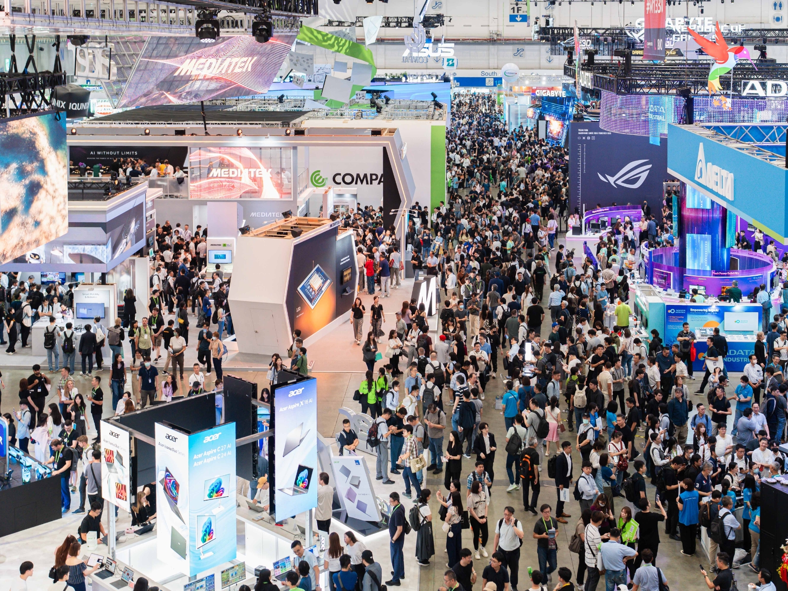 COMPUTEX 2026 attracted strong participation from global technology professionals, highlighting Taiwan's key role in the global AI industry chain.