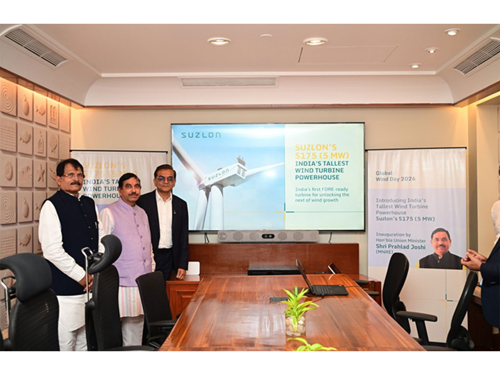 (L-R) Shri Shripad Y. Naik, Minister of State for New and Renewable Energy; Shri Pralhad Joshi, Minister for New & Renewable Energy; & Mr. Girish Tanti, Executive Vice Chairman, Suzlon Group