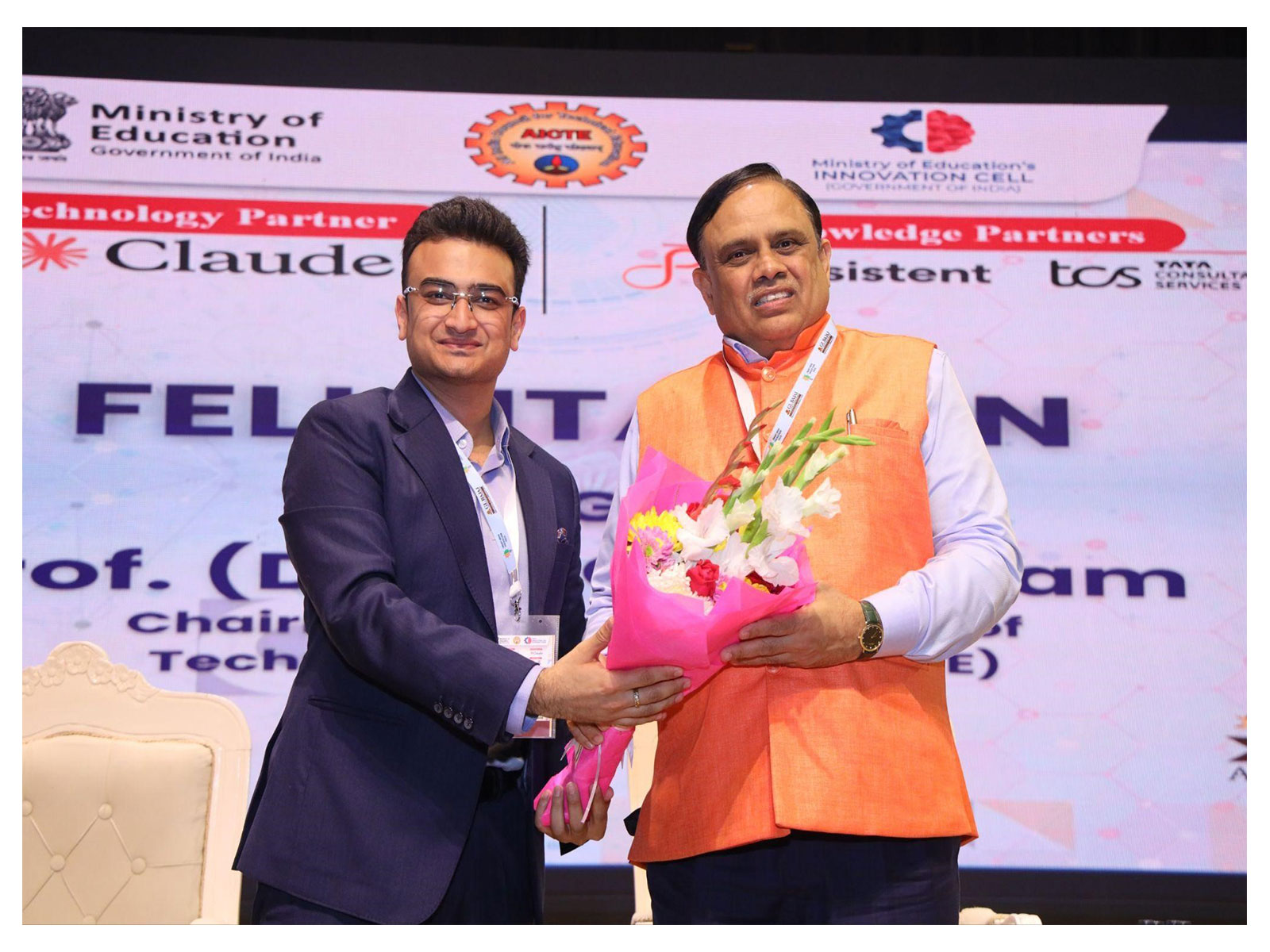 Mr.Kartikay Agarwal,CEO,GLBajaj Educational Institutions,Greater Noida/Mathura presenting a bouquet to Prof.T.G.Sitharam,Former Chairman,AICTE at the Valedictory function of SIH 2025, Hardware Edition
