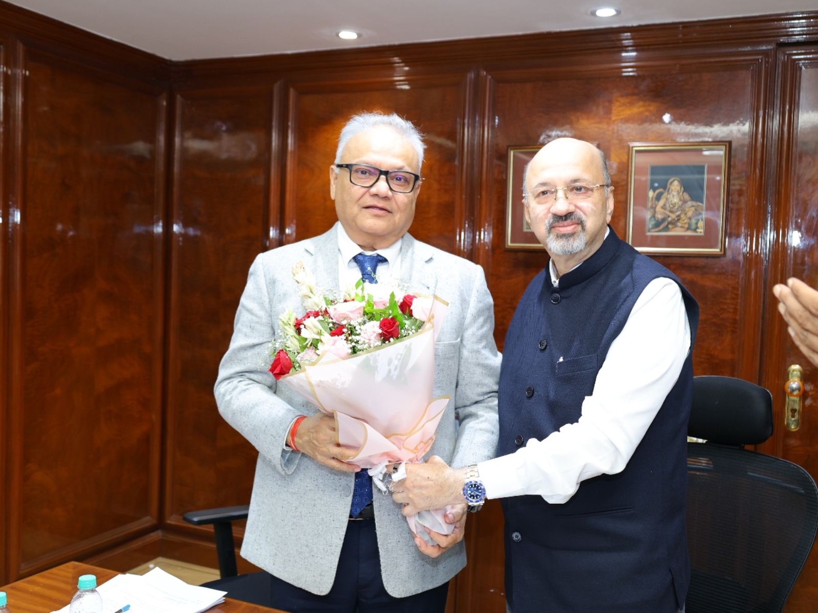 Immediate Past President Mr. Ravish Kamath welcomes the incoming President, Dr. Raju Desai, by presenting him with a bouquet.