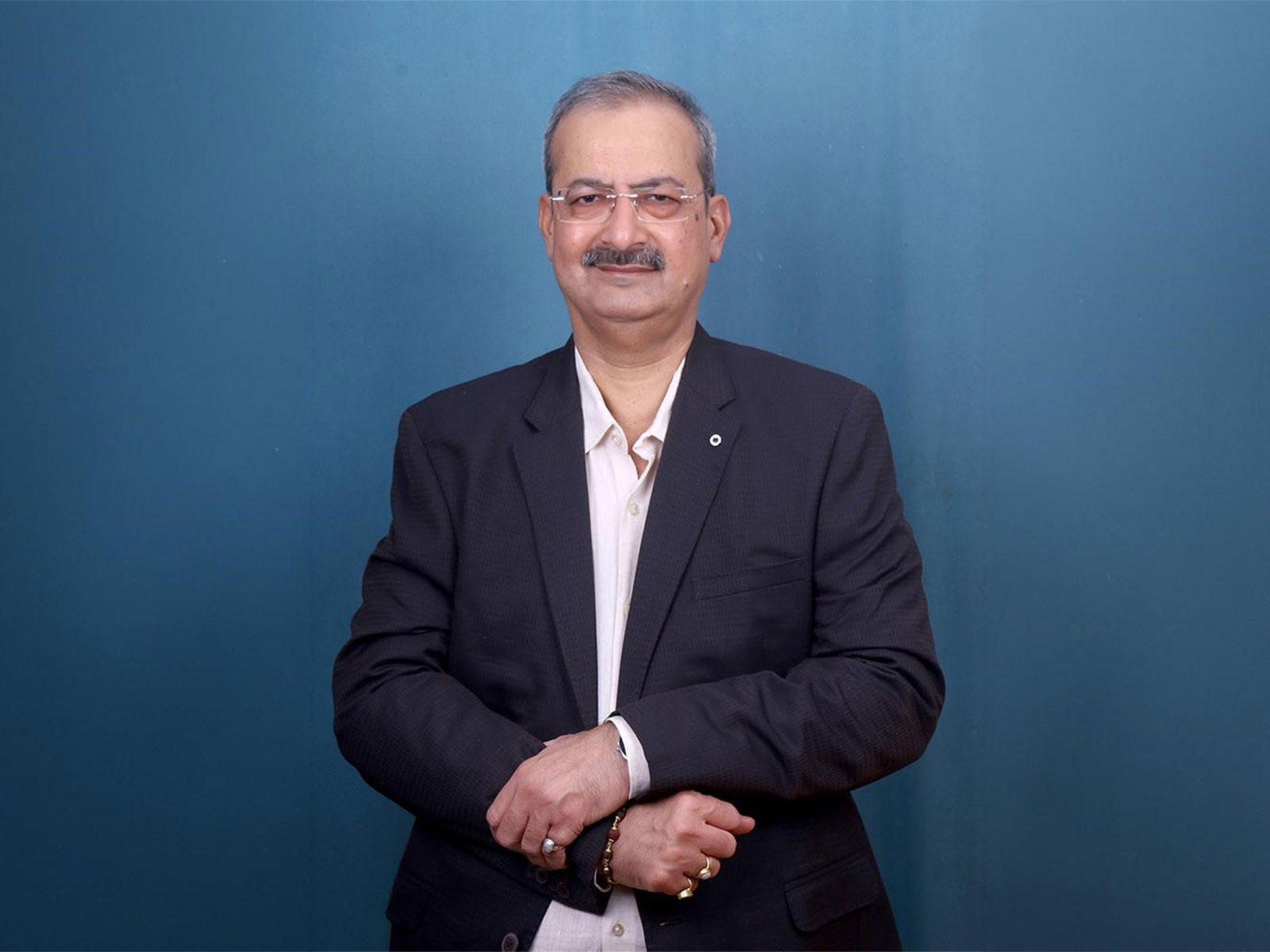 Mumbai Palmist Darshan Pathak Wins The World Record of Excellence, England Honour