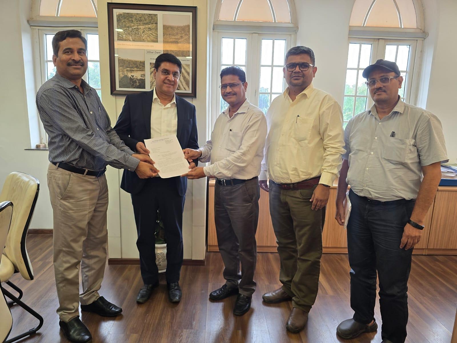 L-R: Mr. Dilip Patil, CE, WSP, BMC; Mr. Kshitiz Bhasker, Director - BD, Afcons; Mr. Purushottam Malvade, DMC, BMC; Mr. Sandeep Abhyankar, JGM, Afcons; Mr. Shailesh Patil, Dy CE, WSP, BMC