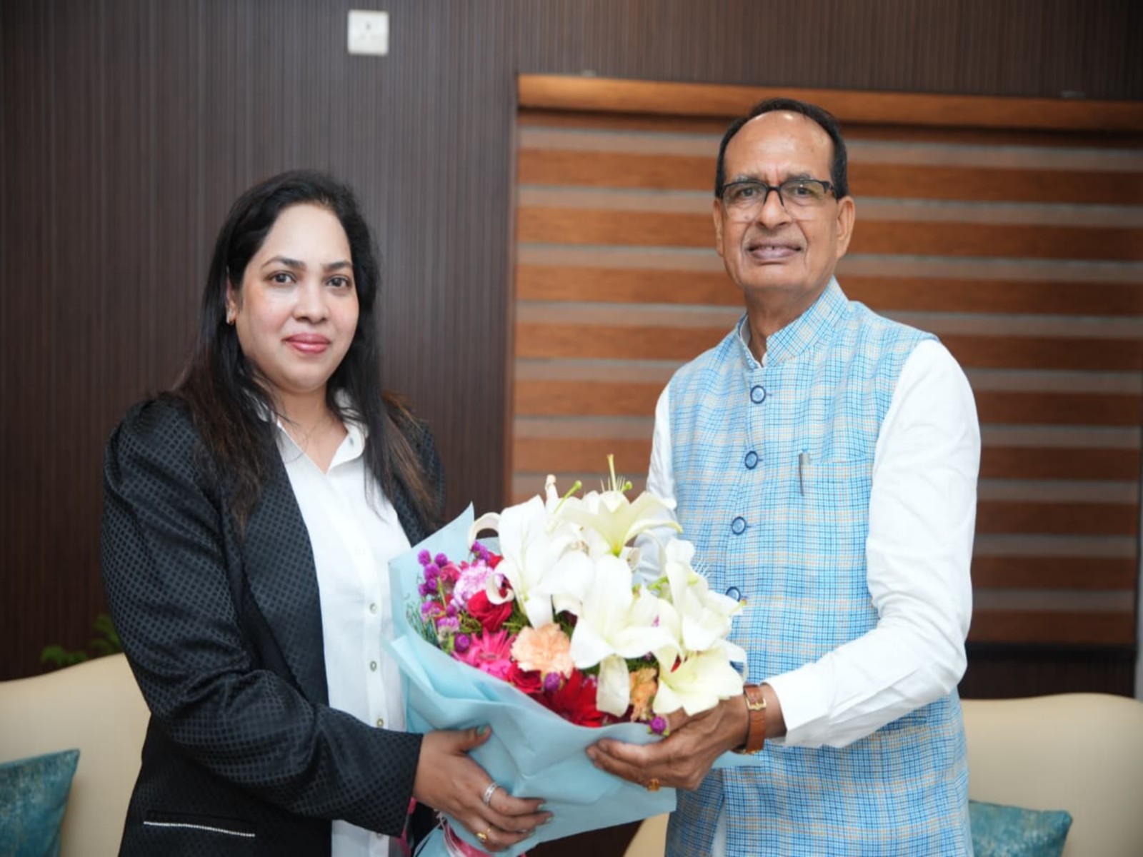 Hon'ble Union Minister Shri Shivraj Singh Chouhan Ji - Minister of Agriculture, Family welfare & rural development Ms. Janaki Pulaparthi - Founder & CEO of AkinAnalytics 