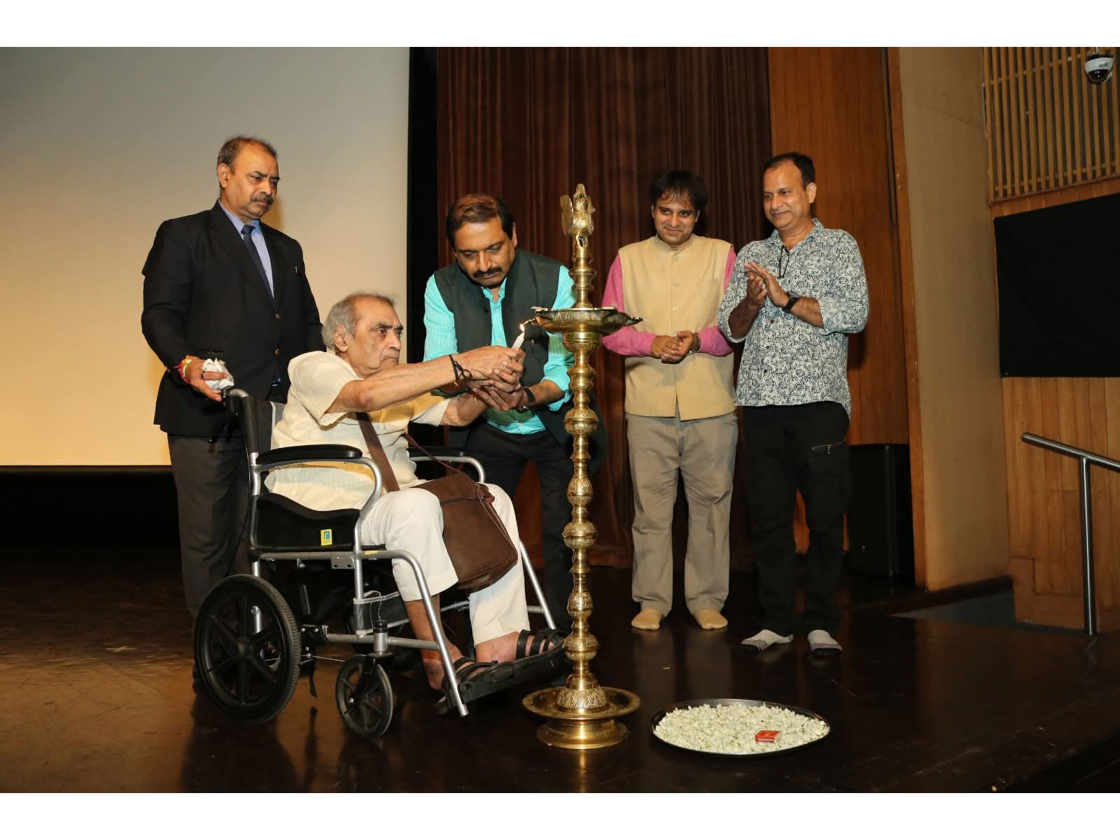 IHC Launches 35mm Film Club with Special Screening of Kranti Reel Magic - Looking Back With Nostalgia!