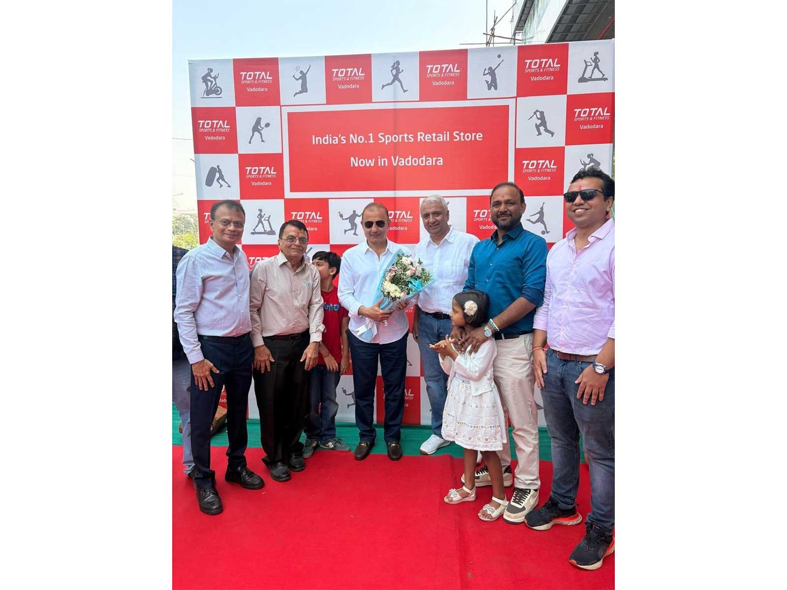 L-R: Niteen Shah, Founder & Managing Director; Kulin Desai, Franchise Owner; Mr. Nayan Mongia, Chief Guest; Jiten Chheda, Founder & Managing Director; Ankit Bharadwaj, Operations Head, Vadodara Store; and Harshit Desai, son of Kulin Desai.