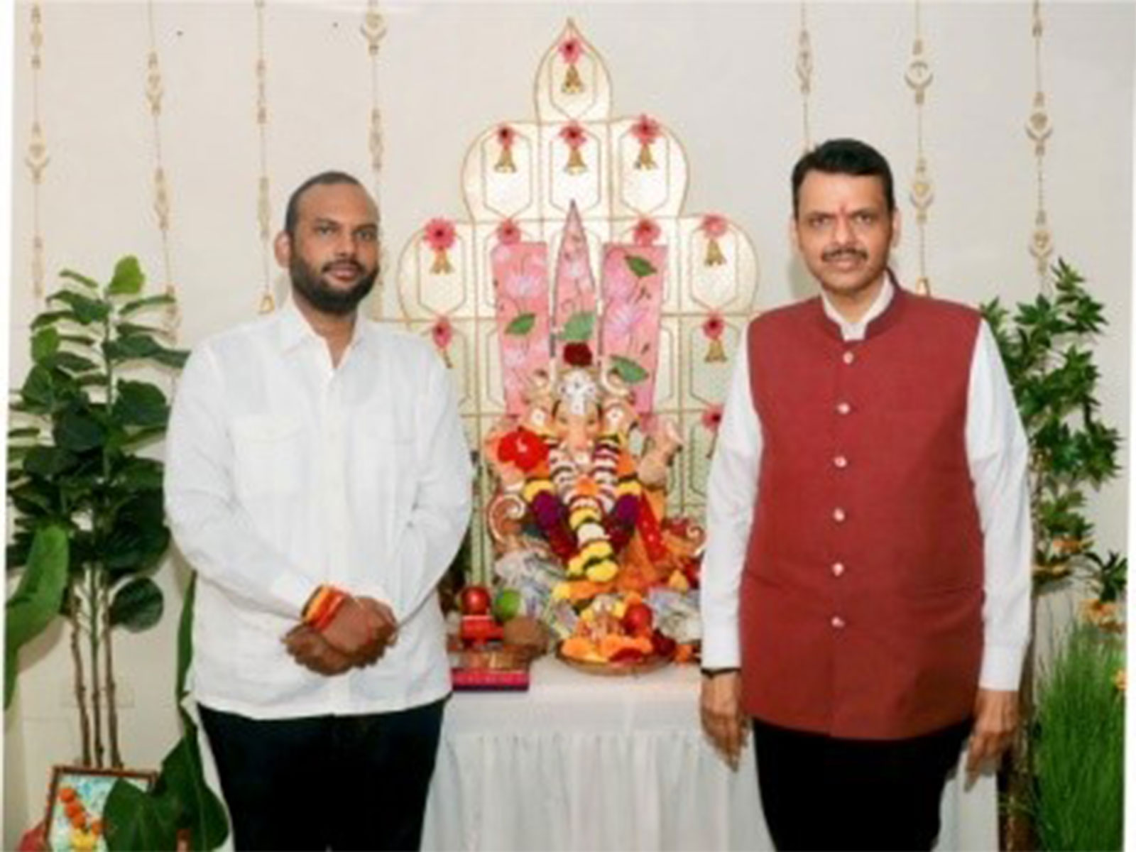 An Auspicious Visit: Vice President and Chief Minister Seek Ganpati Bappa’s Blessings at Sawarkar Residence