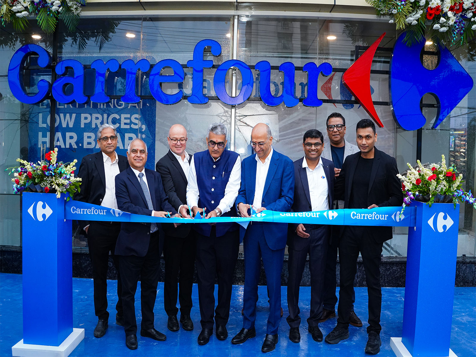 Mr. Nilesh Ved, Chairman of APPCORP Holding, owner of Apparel Group and Founder of KORA Properties, alongside Team Carrefour