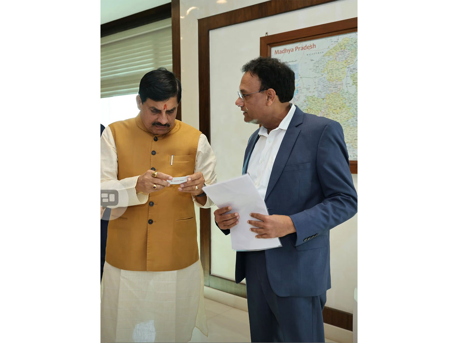 From left to right: Mr. Mohan Yadav, Hon’ble Chief Minister of Madhya Pradesh, and Mr. Abhilesh Gupta, Managing Director and Chief Executive Officer, THINK Gas