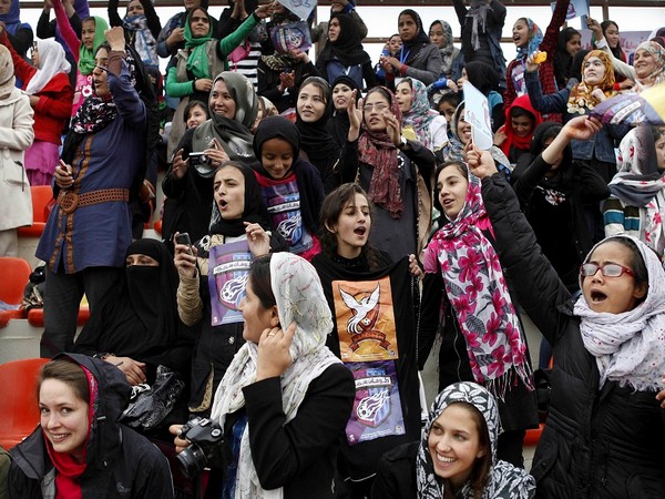 Afghanistan: Football fans call for peace amid Taliban offensive