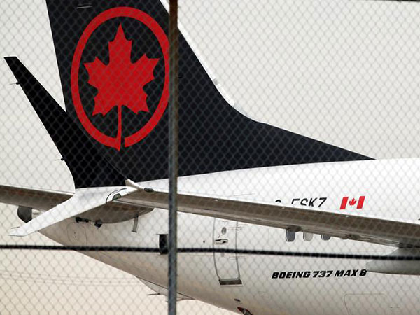 Canadian airlines fight passenger rights bill in court
