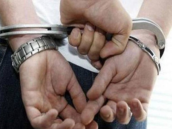 Man arrested for hiding under porch of girl's dormitory in Connecticut