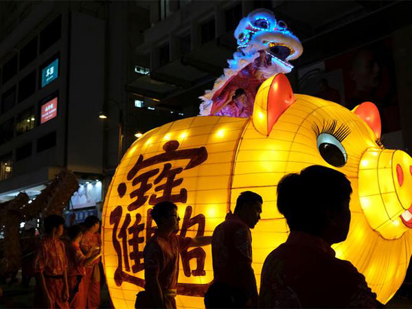 Nighttime economy fuels Beijing's consumption during May Day holiday