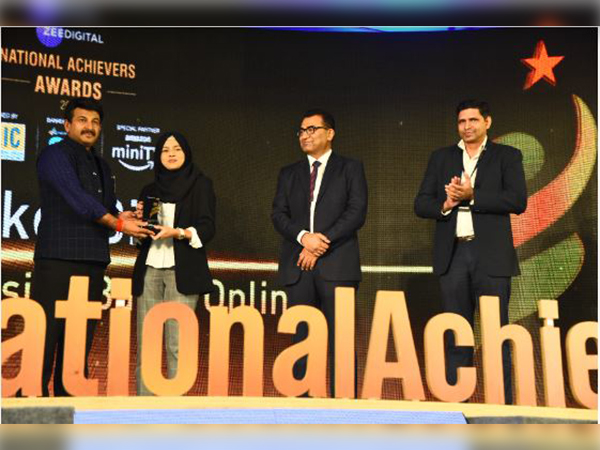 Manoj Tiwari felicitated Cakeobite founder Safiha Alam with the best promising baker of 2022 at Zee Digital National Achievers Awards!