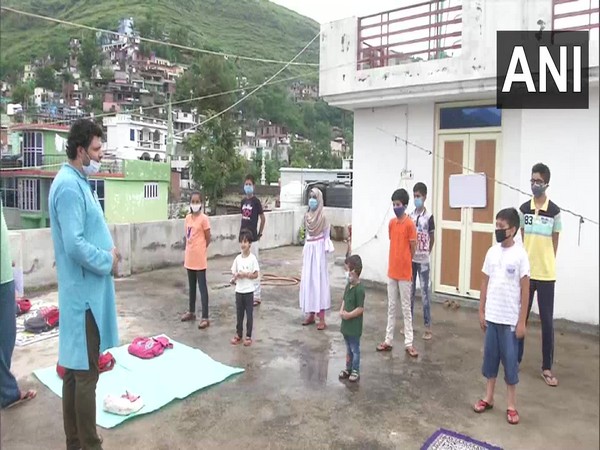 Teachers in J-K's Poonch conduct community classes amid COVID-19 pandemic