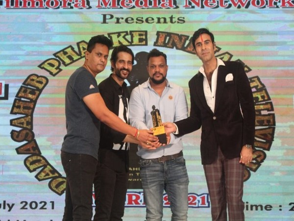 Actor Hiten Tejwani and Choreographer Sandip Soparrkar handing over the Award to Subodh R Singh