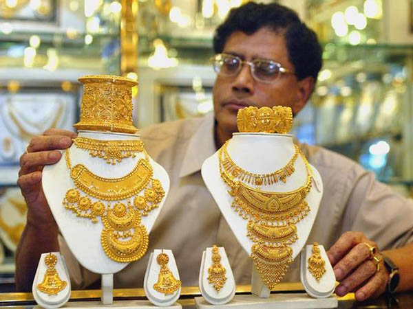 Gold hits weak patch as dollar regains strength