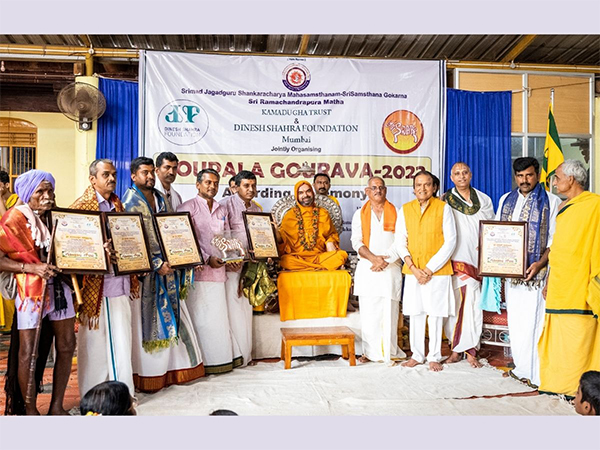 Dignitaries standing with the winners of Goupala Gourava Awards 2022