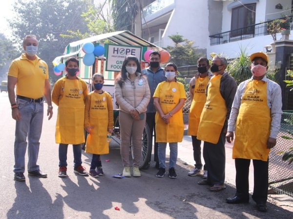 Dr. Meena Mahajan led Siddhi Foundation distributes food to poor people only in Rs. 5