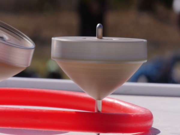 Spinning Top gains popularity among children in Japan