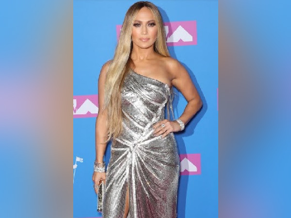 Jennifer Lopez wears platinum jewelry to 2018 MTV Video Music Awards