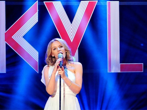 Kylie and Jason dance again live in Hyde Park