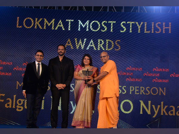 Falguni Nayar, Founder, Nykaa receiving the Lokmat Most Stylish Entrepreneur Award from Rishi Darda, Jt. MD & Editorial Director, Lokmat Media Group, Rohit Shetty and Gaur Gopal Das.