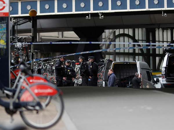 London explosive devices: 'Irish dissident plot' possible as counter-terror police investigate whether more packages are at large