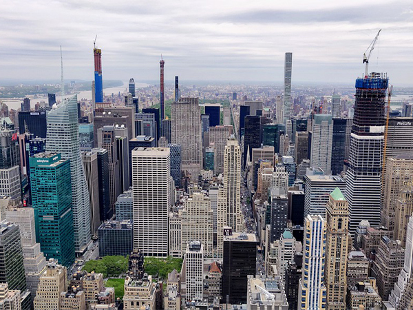 NYC man crushed by safe in Manhattan stairwell