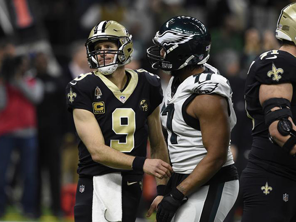 Eagles' Michael Bennett confronts cameraman on field after playoff loss to Saints