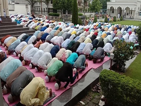 Eid celebrated peacefully in J-K, thousands offer prayers at prominent mosques
