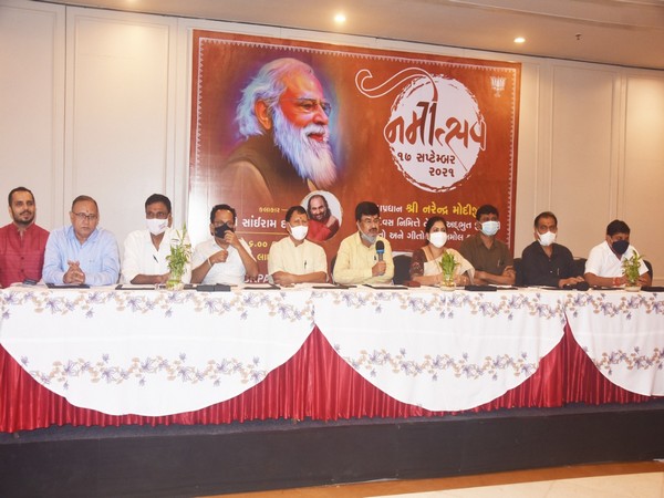 Grand Namtosav has been organised in Surat where popular folk artist Sairam Dave will present Narendra Modi's journey.