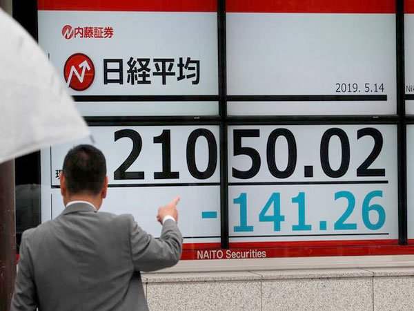Nikkei ends lower on escalating trade spat
