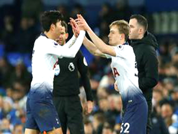 Pakistan fight back after Olivier takes six