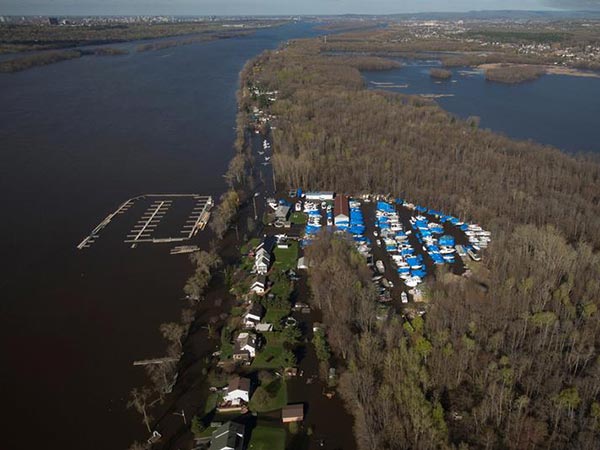 Heating oil drains into Ottawa River after spill in downtown Gatineau, Que.