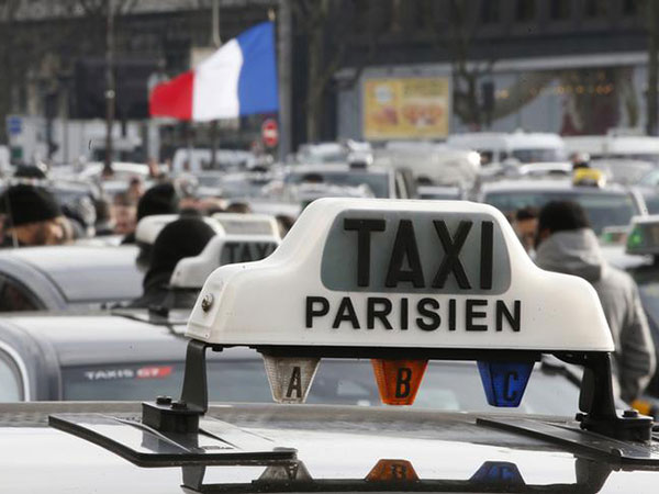 Paris airport brings in new taxi scheme after Thai couple charged €247 fare