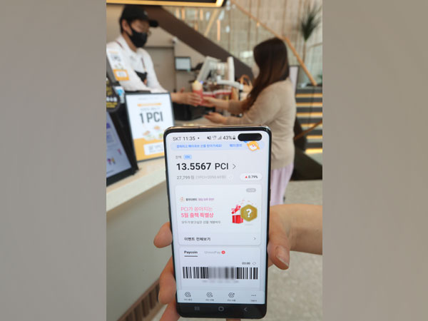 On May 6, an employee is demonstrating payment using the cryptocurrency Paycoin (PCI) at the Dalkom Seoul National University of Education Station branch in Seocho-gu, Seoul (Newsis)